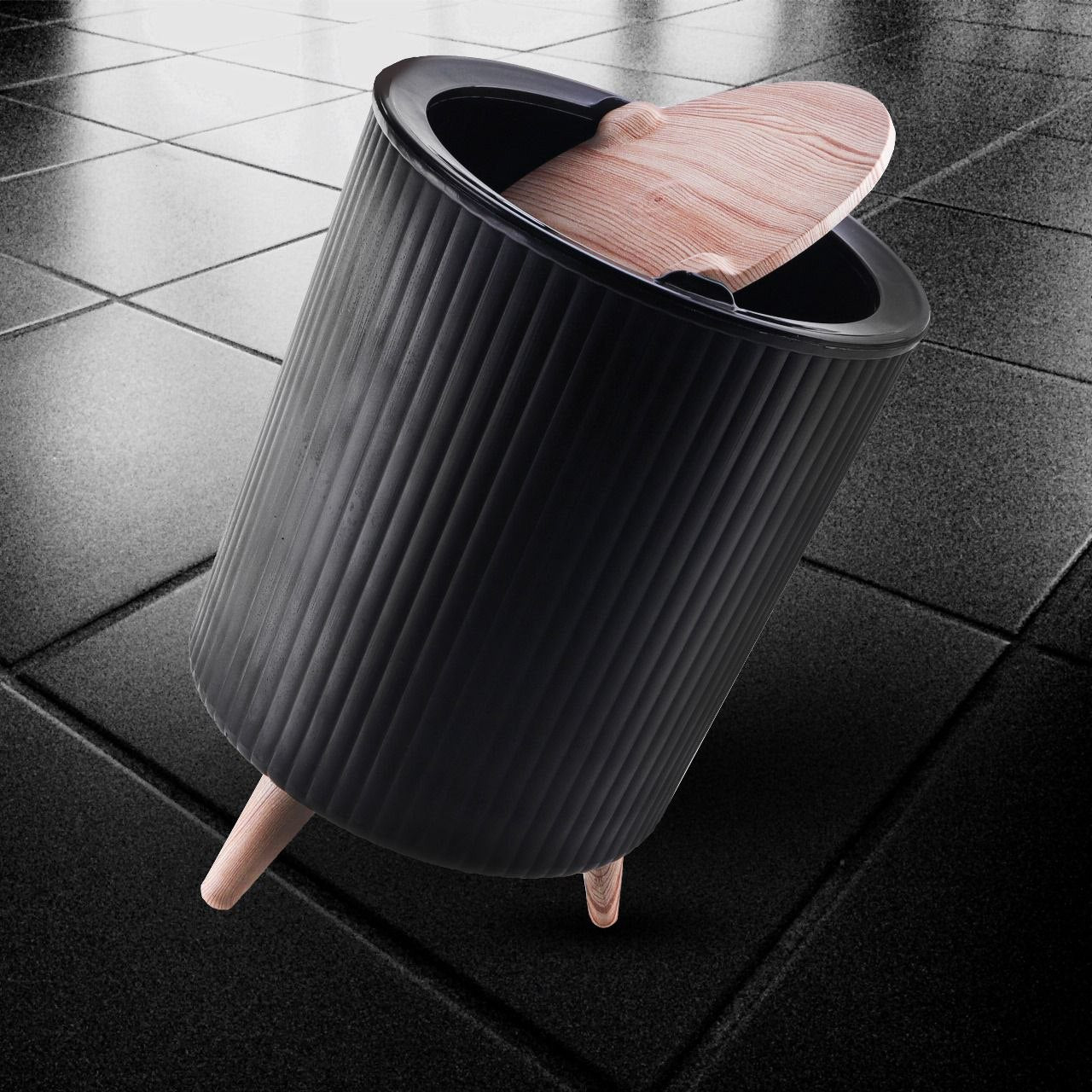 باسكت ديكوريشن متعدد الاستخدام – تصميم عصري بغطاء وأرجل خشبية | سعة 8.5 لتر 🗑️✨ 