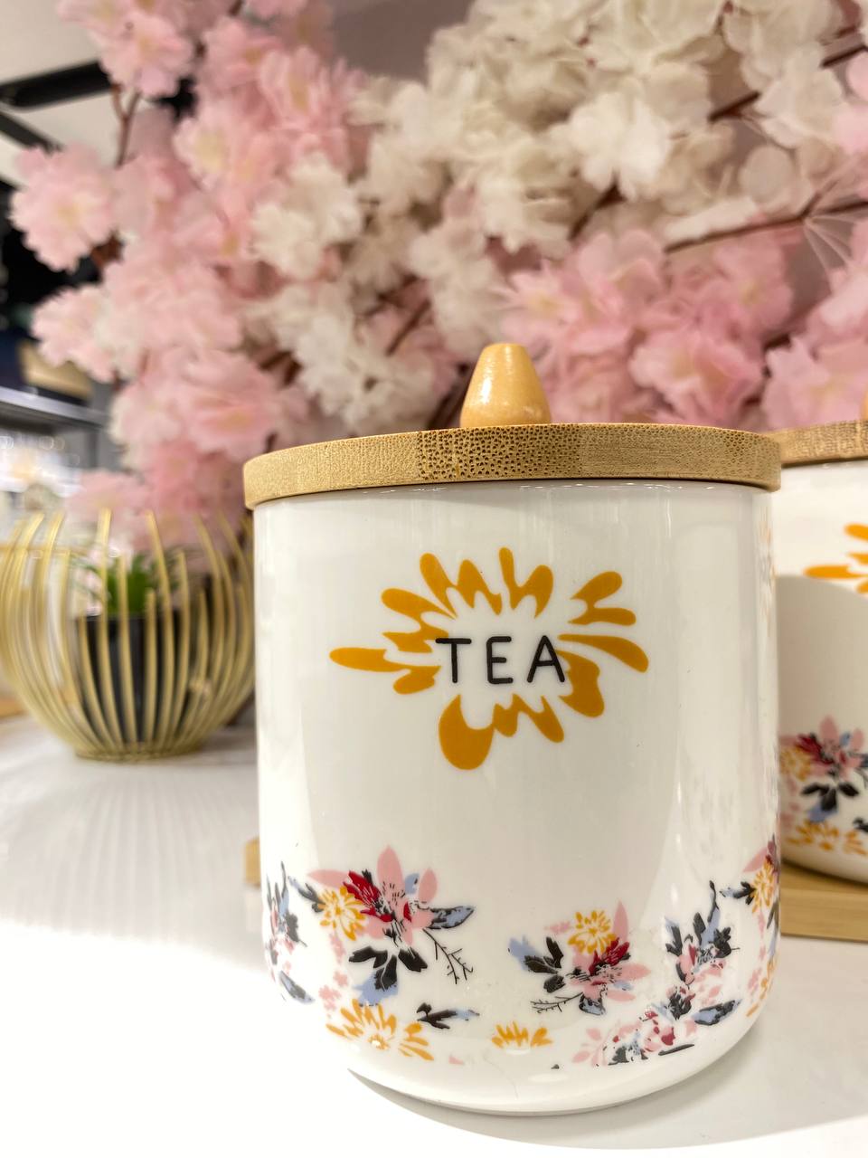 طقم برطمانات بورسلين مزين بنقشة ورد رقيقة 🌸