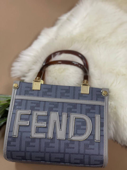 شنطة FENDI صغيرة الحجم 19×23 سم – تصميم فاخر وأنيق يناسب كل المناسبات