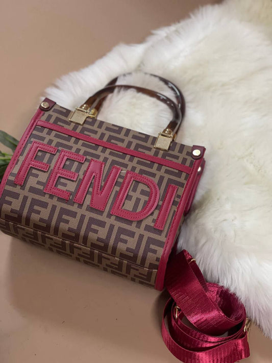 شنطة FENDI صغيرة الحجم 19×23 سم – تصميم فاخر وأنيق يناسب كل المناسبات