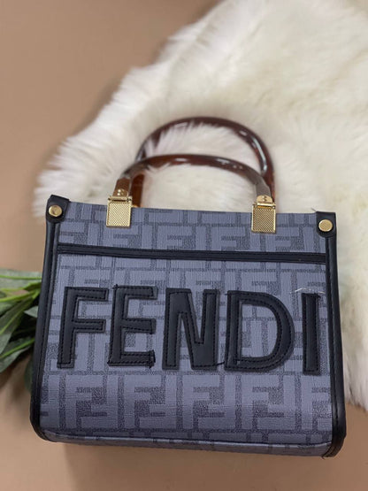 شنطة FENDI صغيرة الحجم 19×23 سم – تصميم فاخر وأنيق يناسب كل المناسبات