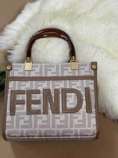 شنطة FENDI صغيرة الحجم 19×23 سم – تصميم فاخر وأنيق يناسب كل المناسبات
