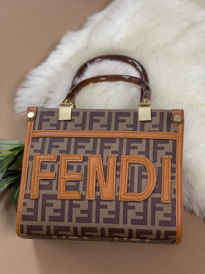 شنطة FENDI صغيرة الحجم 19×23 سم – تصميم فاخر وأنيق يناسب كل المناسبات
