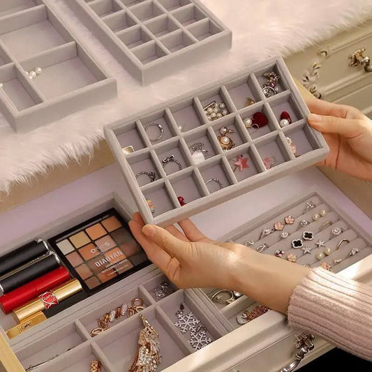 🧰 منظم درج قطيفة 4×1 – ترتيب وأناقة في كل تفصيلة