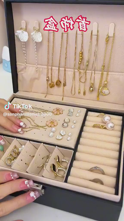 علبة إكسسوارات جلد بمفتاح حماية – 2 دور | خامة مستوردة أصلية 🖤💍 | مقاس 23×17×9 سم