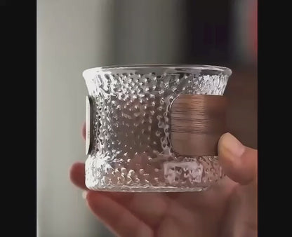 ☕ استكانة شاي / قهوة بزجاج حراري وإطار خشبي – تصميم أنيق ولمسة دافئة 🪵